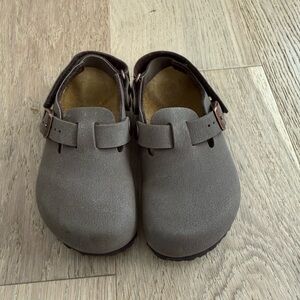 Toddler size 27 Birkenstock clogs in Mocha